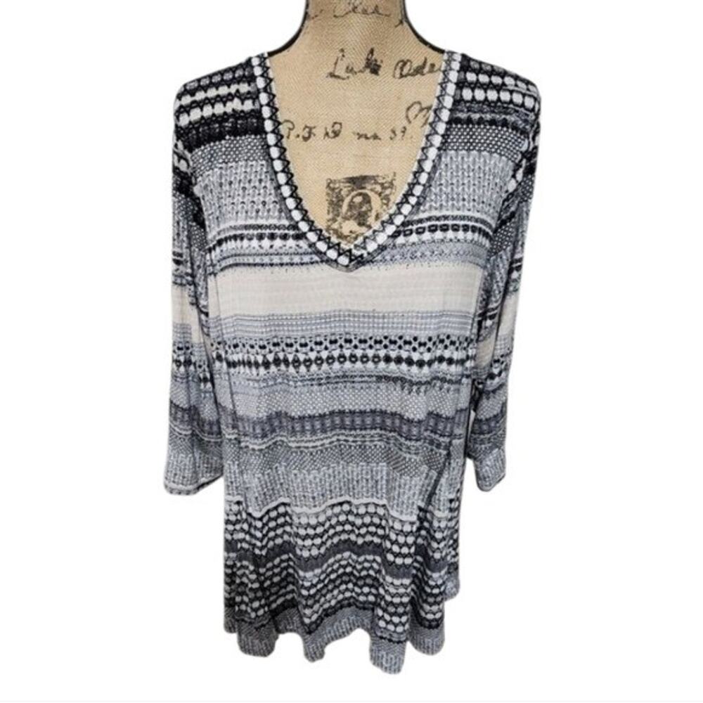 Rose Olive Women's 2X Black White Striped Geometric V Neck 3/4 Sleeve Tunic Top
